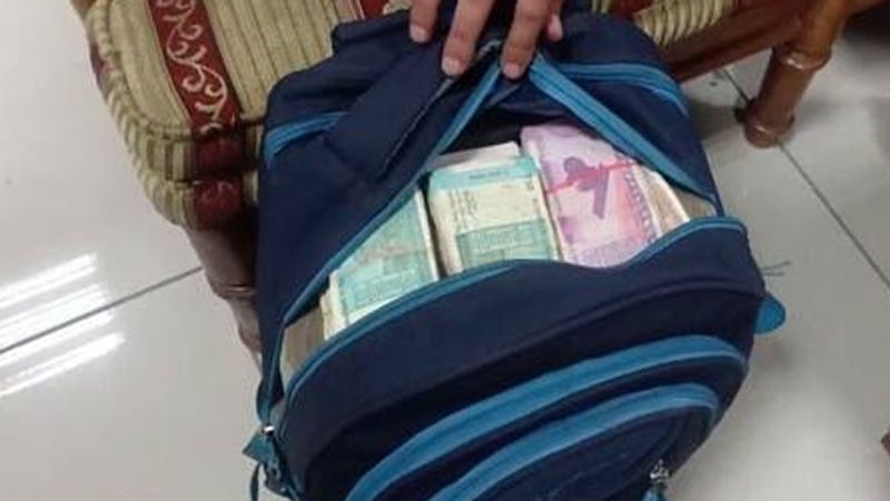 पहला सवाल था कि रास्ते में रुपयों से भरा बैग मिल जाए तो क्या उसे उठा लेना अपराध है?