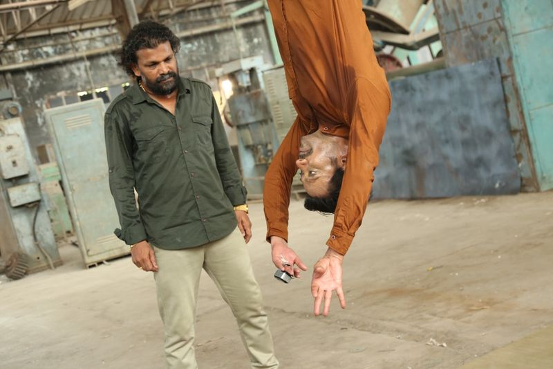 ஆக்ஷன் காட்சிகளுக்கும் குறைவிருக்காது என்பது இந்த புகைப்படத்தின் மூலமே தெரிகிறது 