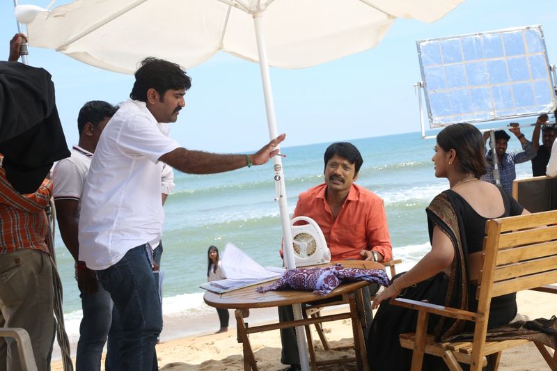 கருப்பு சேலையில் செம்ம ஹாட்டாக அமைத்திருக்கும் யாஷிகா