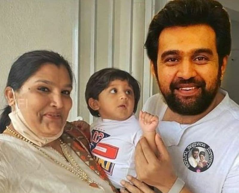 ಚಿರು ಹಾಗೂ ಪುತ್ರನ ಫೋಟೋಗಳನ್ನು ಡಿಫರೆಂಟ್ ಆಗಿ ಎಡಿಟ್ ಮಾಡಿದ್ದಾರೆ. 