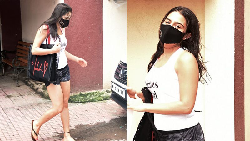 जिम के बाहर स्पॉट हुई सारा अली खान। वे काले रंग के शॉर्ट्स र सफेद टी-शर्ट में नजर आई।