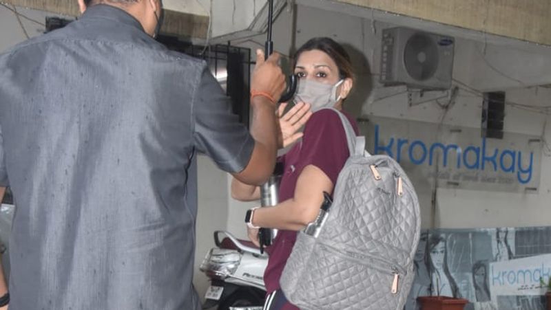लंबे समय बाद सोनानी बेंद्रे नजर आई। वे बांद्रा में एक सैलून के बाहर नजर आई।