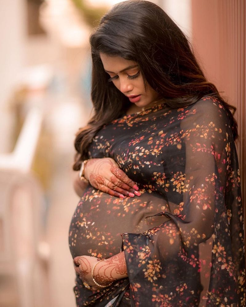 முதல் முறையாக தன்னுடைய பேபி பம்ப் தெரியும்படி எடுத்து கொண்ட புகைப்படத்தை வெளியிட்டு இதனை தெரிவித்துள்ளார். மேலும் ஆமாம் தான் கர்ப்பமாக இருக்கிறேன். இன்னும் 3 மாதங்களில் குழந்தையை வரவேற்க காத்திருப்பதாகவும், தன்னுடைய 4 வருட கனவு நினைவாக உள்ளதாகவும் தெரிவித்துள்ளார்.