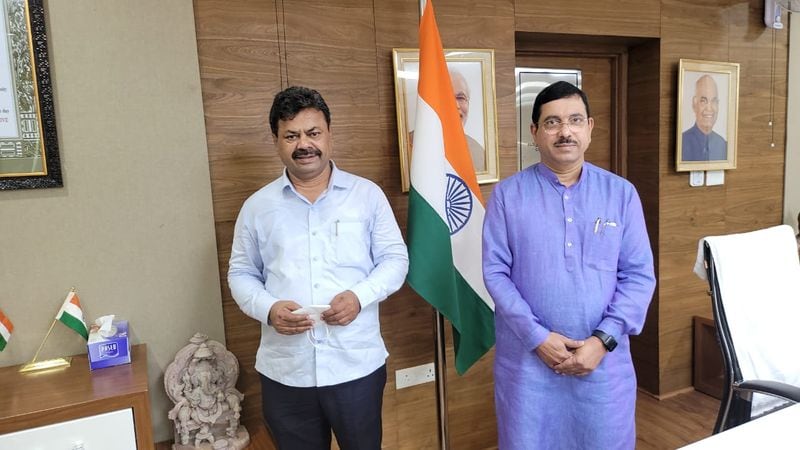 ಇಂದು (ಜು.21) ದೆಹಲಿಗೆ ತೆರಳಿರುವ ಸಿಎಂ ರಾಜಕೀಯ ಕಾರ್ಯದರ್ಶಿ ರೇಣುಕಾಚಾರ್ಯ ಅವರು ಕೇಂದ್ರ ಸಂಸದೀಯ ವ್ಯವಹಾರಗಳ ಖಾತೆ ಸಚಿವ ಪ್ರಲ್ಹಾದ್ ಜೋಶಿ ಅವರನ್ನ ಭೇಟಿ ಮಾಡಿದರು. 