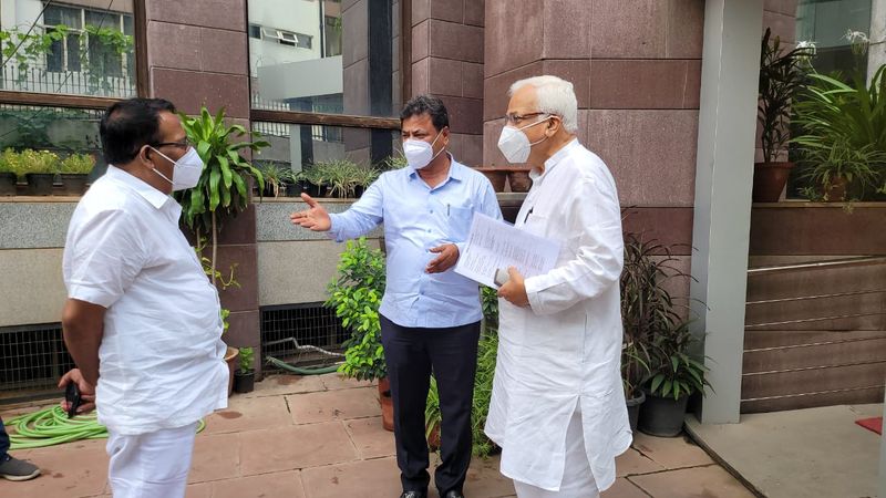 ದೆಹಲಿಯಲ್ಲಿಯೇ ಕಾಂಗ್ರೆಸ್ ಹಿರಿಯ ನಾಯಕ ಆರ್.ವಿ ದೇಶಪಾಂಡೆ ಅವರನ್ನ ಭೇಟಿ ಮಾಡಿರುವುದು ಕುತೂಹಲ ಮೂಡಿಸಿದೆ. ಅಲ್ಲದೇ ಚರ್ಚೆಗೆ ಗ್ರಾಸವಾಗಿದೆ. 