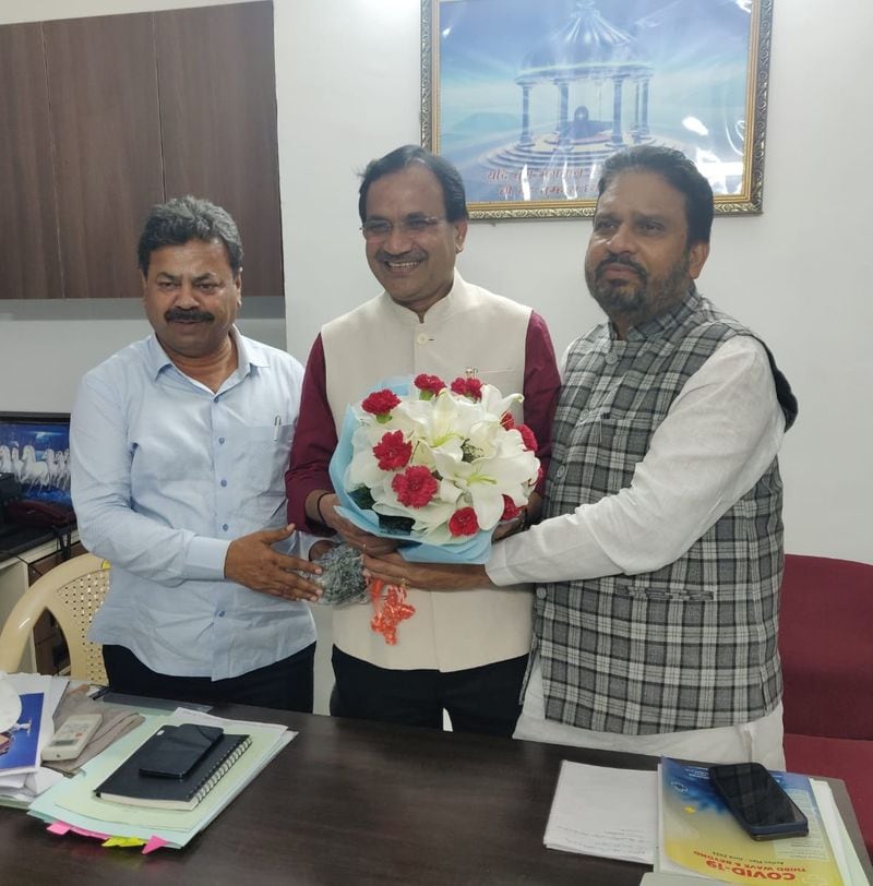  ರಾಸಾಯನಿಕ ಮತ್ತು ರಸಗೊಬ್ಬರ ರಾಜ್ಯ ಖಾತೆ ಸಚಿವರಾದ ಭಗವಂತ್ ಖೂಬಾ ಅವರನ್ನು ಅವರ ಗೃಹ ಕಚೇರಿಯಲ್ಲಿ ಭೇಟಿಯಾಗಿ ಶುಭಕೋರಿದರು.