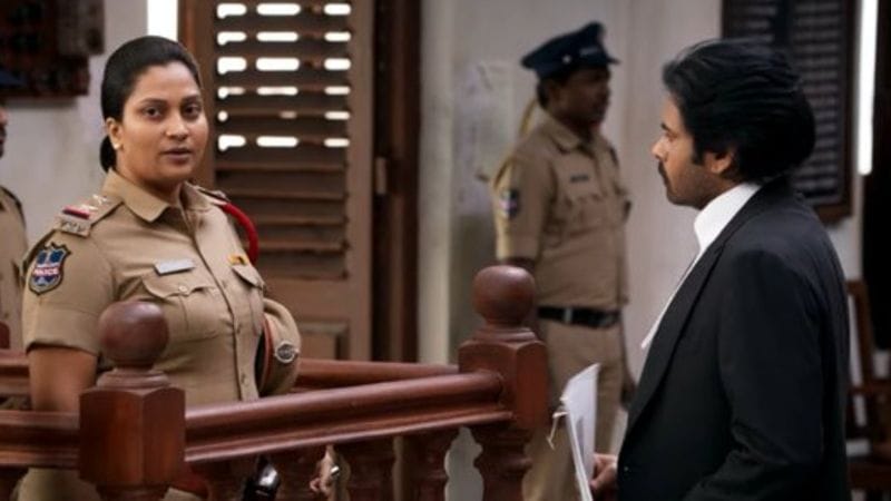 పవన్ నటించిన `వకీల్సాబ్` చిత్రంలోని కోర్ట్ సీన్లో ఇన్స్పెక్టర్ సరళాదేవిని పవన్ సూపర్ ఉమెన్గా వర్ణించిన విధానం, ఆయా సన్నివేశాలు ఎంతగా హైలైట్ అయ్యాయో తెలిసిందే. జెట్ స్పీడ్లో వచ్చానని ఆమె చెప్పడం, అల్వాల్ నుంచి మోయినాబాద్ కి సిర్ప్ పన్ద్రా మినిట్లో వచ్చారా అనడం ఆకట్టుకుంది. ఇది సినిమాకే హైలైట్గా నిలిచింది.