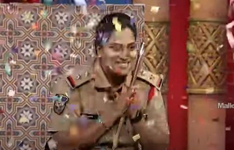 ఓ రకంగా చెప్పాలంటే కేవలం పది నిమిషాల సీన్తో ఆమెని లైఫ్ ఇచ్చాడు పవన్. దీంతో ఇప్పుడే ఏకంగా `జబర్దస్త్`లోకి ఎంట్రీ ఇచ్చింది లిరిష. రాకెట్ రాఘవ టీమ్లో ఆమె పోలీస్గానే కనిపించారు.