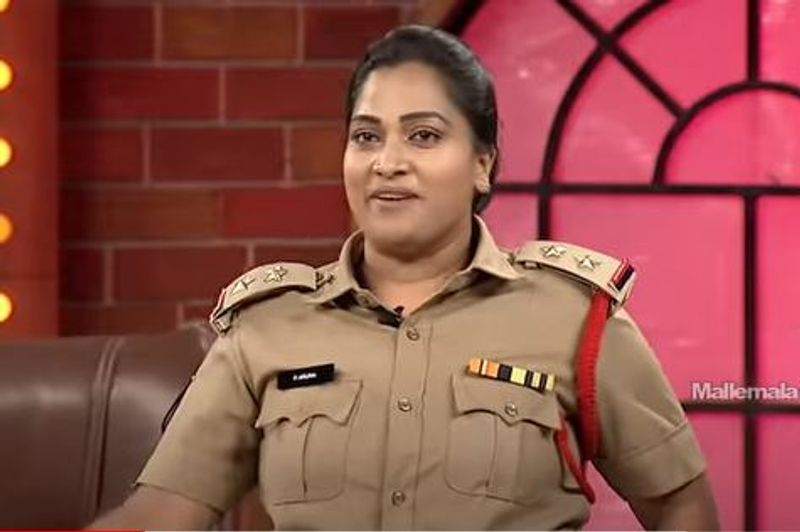 లిరిష విషయానికి వస్తే ఆమె సీరియల్స్, వెబ్ సిరీస్లలో నటిస్తుంది. సీరియల్స్ లో పలు విలన్ రోల్స్ చేసింది. ఎక్కడా గుర్తింపు రాలేదు. కానీ పవన్ జస్ట్ ఓ చిన్న సీన్లో ఆమెని స్టార్ ని చేసేశాడు. దీంతో తన ఆనందానికి అవధుల్లేవంటోంది లిరిష. పలు ఇంటర్వ్యూలో పవన్కి ధన్యవాదాలు తెలియజేసింది.