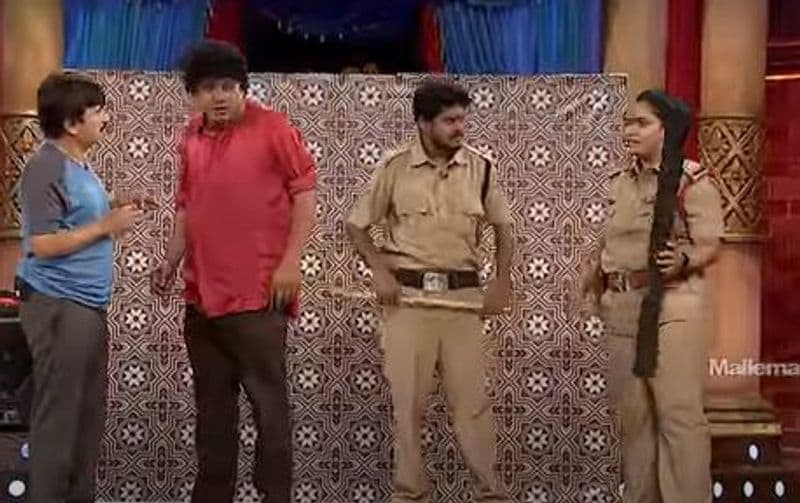 తనని తక్కువ చేసి మాట్లాడారని తప్పు చేసిన వారికి చితక్కొట్టుడు కొట్టింది లిరిష. వీరి స్కిట్లో ఈమె ఎంట్రీ, ఆమె సన్నివేశాలు హైలైట్ కావడమే కాదు, టోటల్ షోలోనూ ఆ స్కిట్ హైలైట్గా కావడం విశేషం.