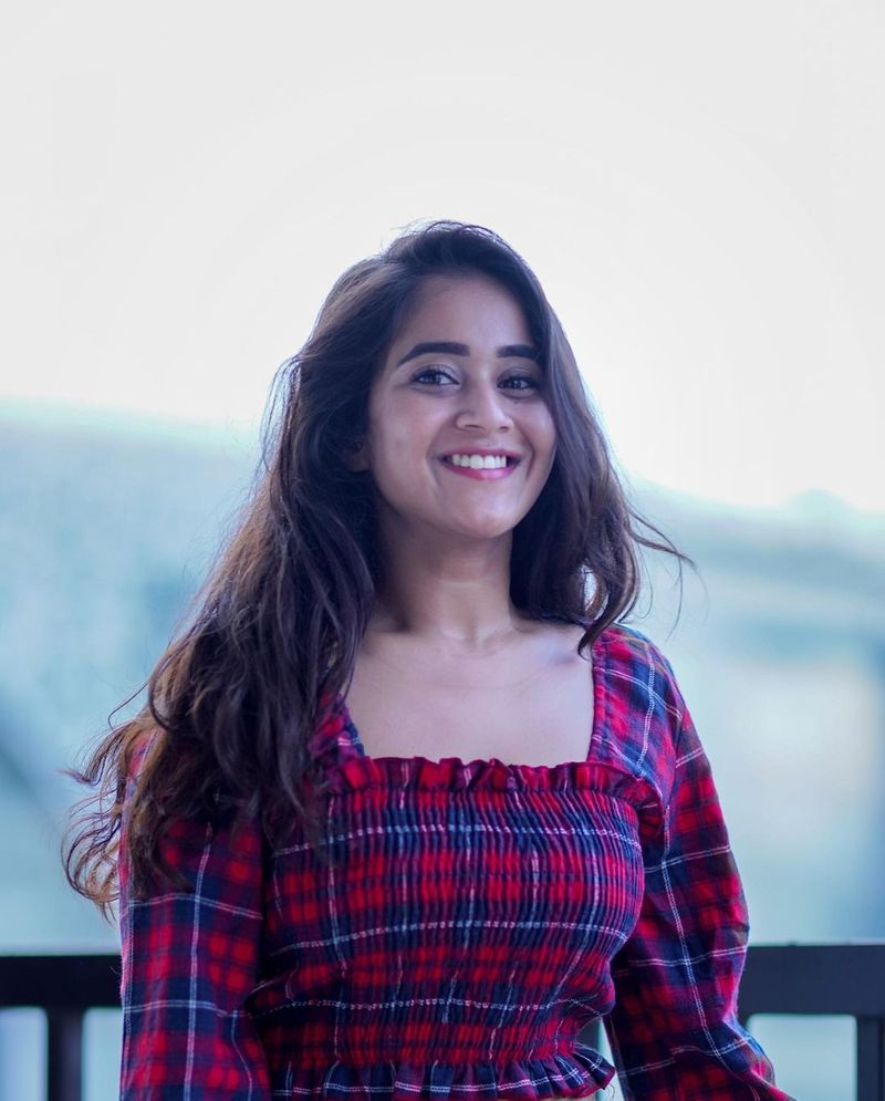 దీప్తిసునైనా యూట్యూబ్ స్టార్గా నిలిచారు. బిగ్బాస్ పాపులారిటీ తెచ్చినప్పటికీ తనకు గుర్తింపు తెచ్చిన యూట్యూబ్ని, వీడియో సాంగ్లను నమ్ముకుంది దీప్తి.