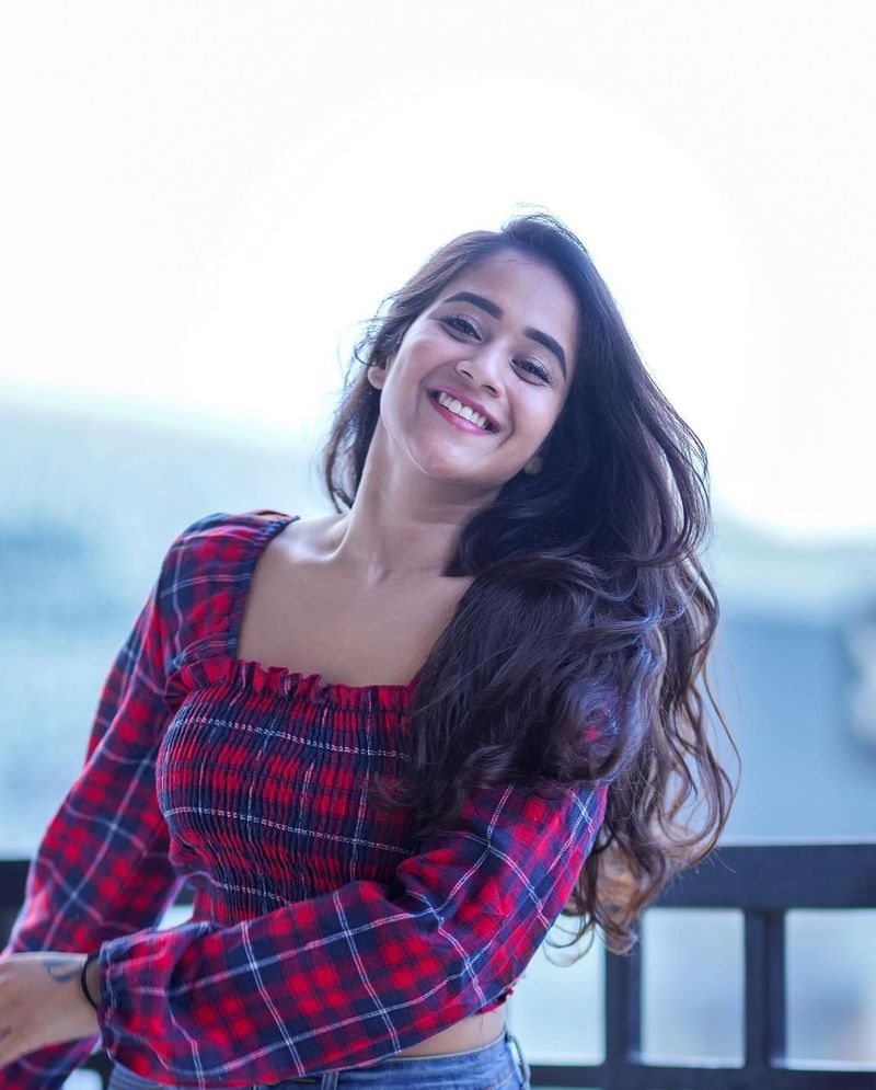 ప్రియుడు శణ్ముఖ్తో కలిసి, అలాగే ఇతర కో స్టార్స్ తో కలిసి ఈ అమ్మడు చేసే వీడియోలు యూట్యూబ్లో వైరల్ అవుతుంటాయి. మిలియన్స్ వ్యూస్తో దూసుకుపోతుంటాయి.