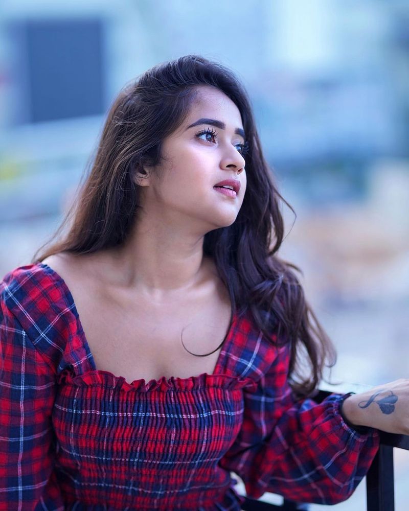 దీంతో సోషల్ మీడియాలో విపరీతమైన ఫాలోయింగ్ని కలిగి ఉంది దీప్తి. ఈ బ్యూటీ ఫోటోలకు నెటిజన్ల ఫాలోయింగ్ చూస్తే మతిపోతుంది.