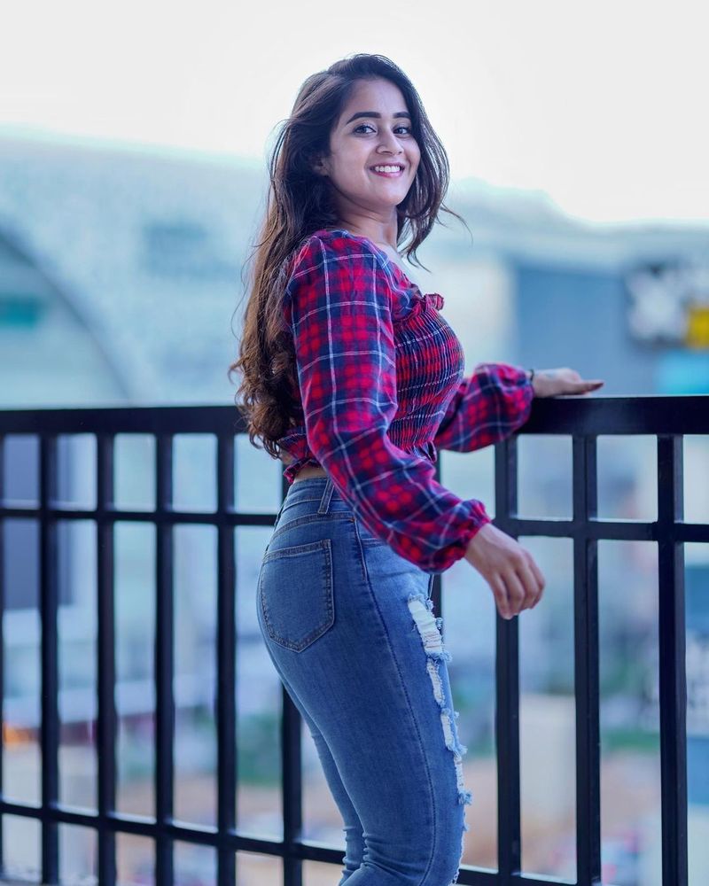 అంతేకాదు స్టార్ మాలో ప్రసారమ్యే స్టార్ట్ మ్యూజిక్ షోలోనూ సందడి చేస్తుంటుంది దీప్తి సునైనా.