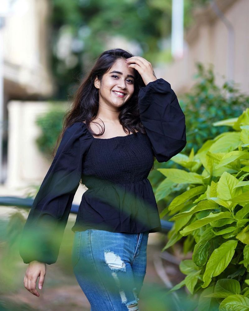 దీంతోపాటు తన గ్లామర్ ఫోటోలు పంచుకుంటూ సోషల్ మెసేజెస్ని ఇస్తుంటుంది. ఇన్స్పైరింగ్ సందేశాలు ఎంతగా ఆకట్టుకుంటుంటాయి.