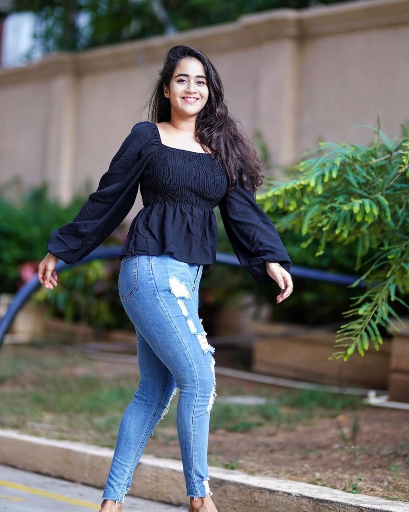 మొత్తానికి తన మల్టీఫుల్ టాలెంట్తో సోషల్ మీడియా స్టార్గా రాణిస్తున్న దీప్తి మున్ముందు సినిమాల్లోనూ తన సత్తా చాటాలని కోరుకుందాం.