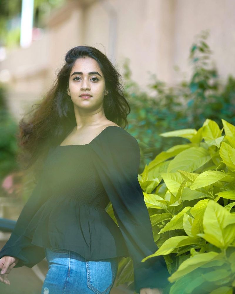 దీప్తి సునైనా గ్లామరస్ చిత్రాలు(సోర్స్ః ఇన్స్టాగ్రామ్).