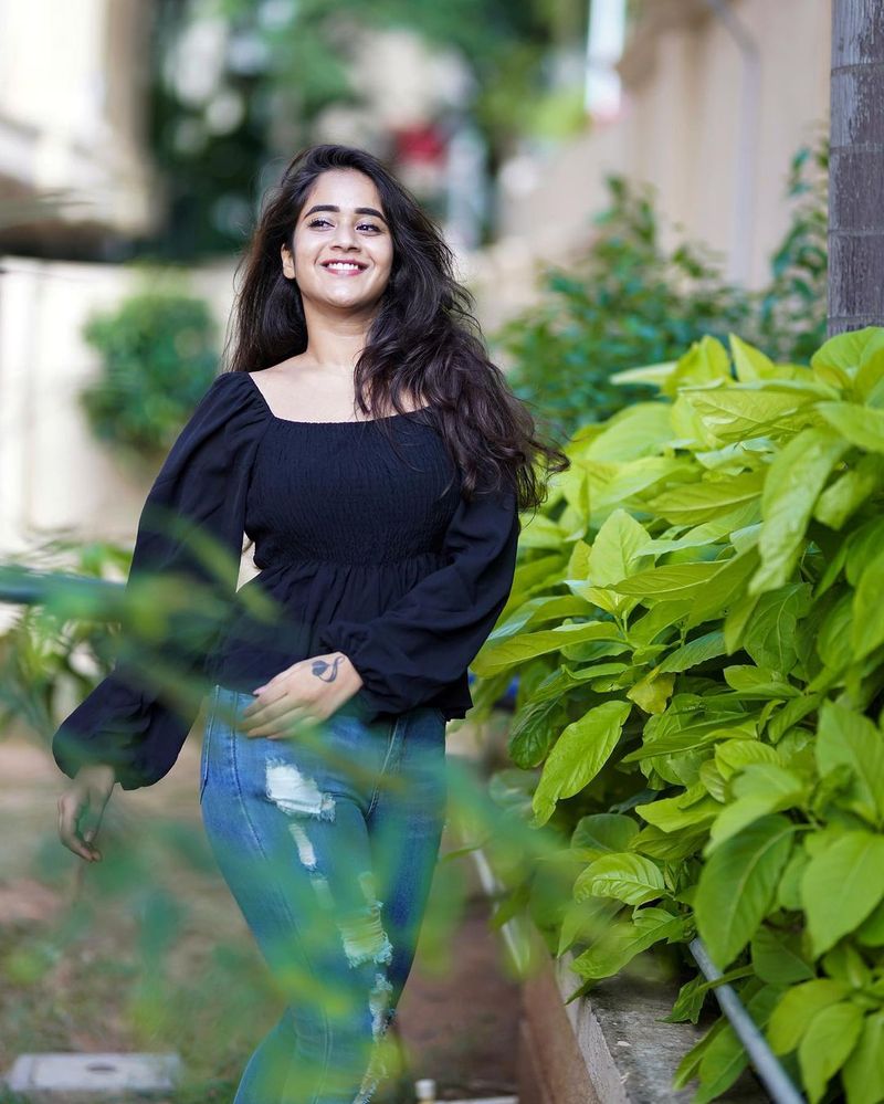 దీప్తి సునైనా గ్లామరస్ చిత్రాలు(సోర్స్ః ఇన్స్టాగ్రామ్).