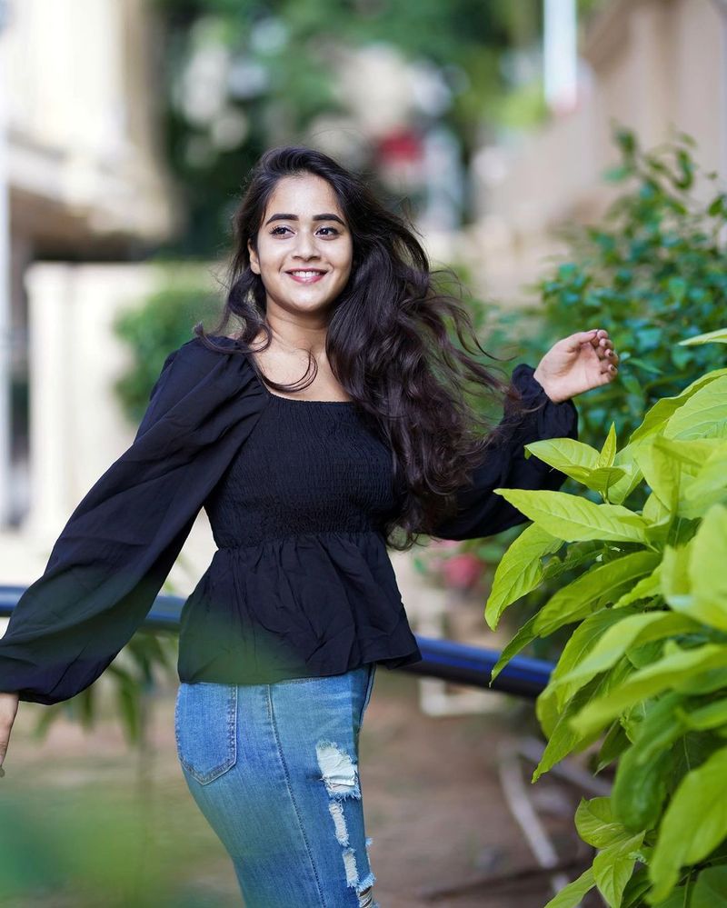 దీప్తి సునైనా గ్లామరస్ చిత్రాలు(సోర్స్ః ఇన్స్టాగ్రామ్).