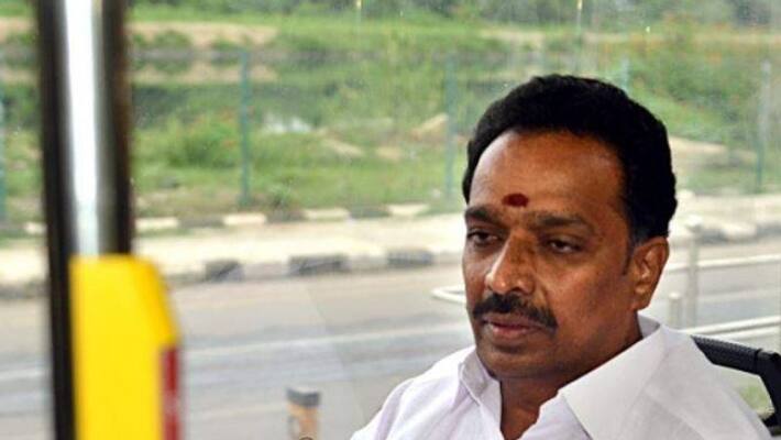 Anti corruption police frustrated at former minister Vijayabaskar's house Anti corruption police frustrated at former minister Vijayabaskar's house