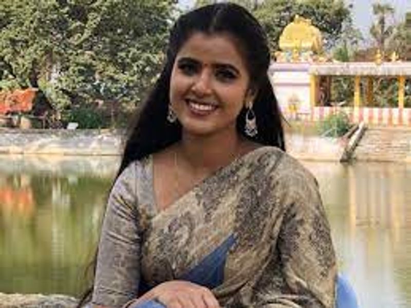 இந்நிலையில் தற்போது தன்னுடைய கணவருடன் இணைந்து, வீடியோ வெளியிட்டுள்ள நந்திதா ஜெனிபர்... தற்போது கர்ப்பமாக இருப்பது தான் இந்த தொடரை விட்டு விலக மற்றொரு காரணம் என கூறியுள்ளார் .
