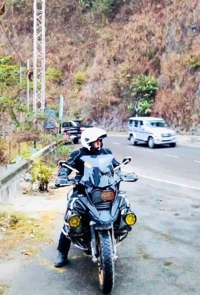 எந்தவித பந்தாவோ, பாதுகாப்போ இன்றி தனிமனிதனாக மலைப்பாதையில் தல அஜித் நின்று கொண்டிருக்கும் இந்த போட்டோஸ் லைக்குகளை குவித்து வருகிறது. 