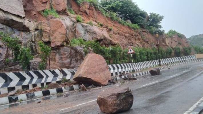 heavy rains casuse landslides at yadadri temple lns heavy rains casuse landslides at yadadri temple lns