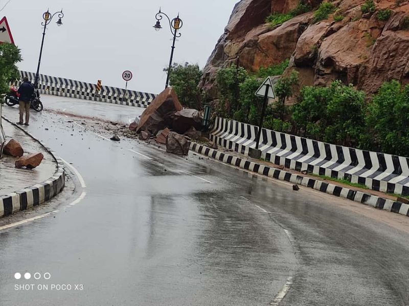 యాదాద్రి లక్ష్మీనరసింహ స్వామి ఆలయానికి వెళ్లే ఘాట్ రోడ్డులో విరిగిపడ్డ కొండ చరియలు