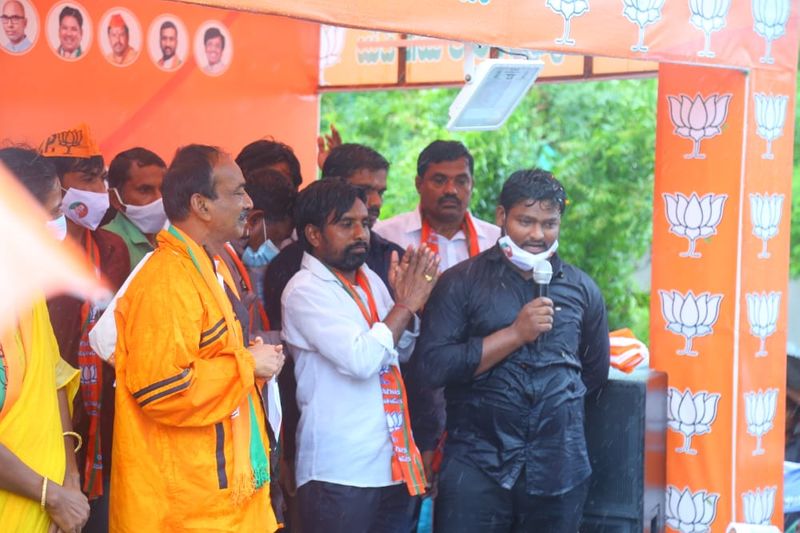 కరీంనగర్: తాను వాస్తవంగా ఎమ్మెల్యే పదవికి రాజీనామా చేయలేదు... టీఆర్ఎస్ అదిష్టానమే రాజీనామా చేయమని అడిగితే చేసానని మాజీ మంత్రి, బిజెపి నాయకుడు ఈటల రాజేందర్ తెలిపారు. టీఆర్ఎస్ పార్టీని కూడా తాను విడిచిపెట్టలేదు... విడిచేలా చేశారని పేర్కొన్నారు. సీఎం కేసీఆర్ అయిన వాళ్లకు ఆకుల్లో, కాని వాళ్లను కంచాల్లో పెడతాడని ఈటల పేర్కొన్నారు.