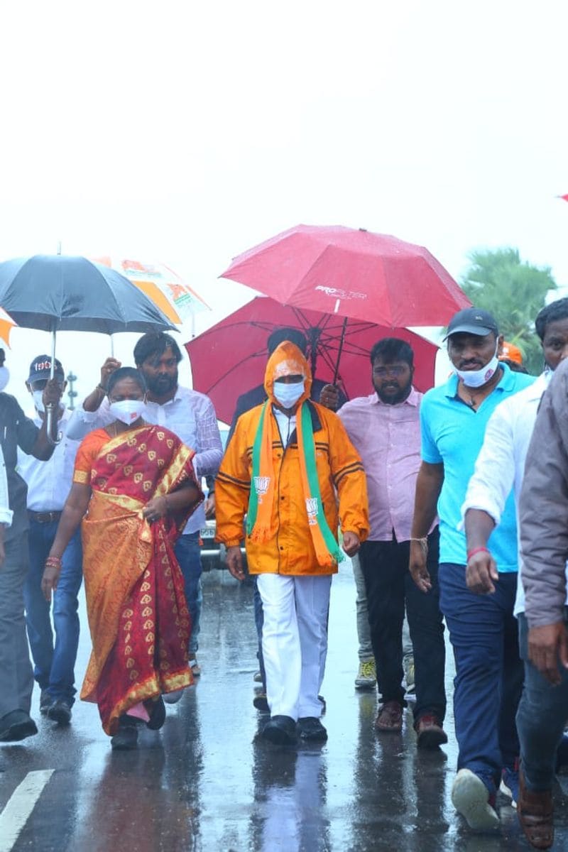 ఈ సందర్బంగా ఈటల మాట్లాడుతూ... 18 ఏళ్లపాటు ఉద్యమాన్ని నడిపి జైళ్లో ఉన్న వ్యక్తిని తానని... మంత్రి పదవిలో వుండగా కూడా కేసుల కోసం గంటల కొద్దీ కోర్టుల దగ్గర గడిపానన్నారు. ఇలా తెలంగాణ ఉద్యమంలో పులిబిడ్డల్లా కొట్లాడిన వాళ్లంతా బజార్లో పడితే... తమ రక్తాన్ని కళ్ల చూసిన వారు, ఉద్యమాన్ని అవమానించిన వారు ఇప్పుడు కేసీఆర్ పక్కన ఉన్నారని ఈటల ఆవేదన వ్యక్తం చేశారు.