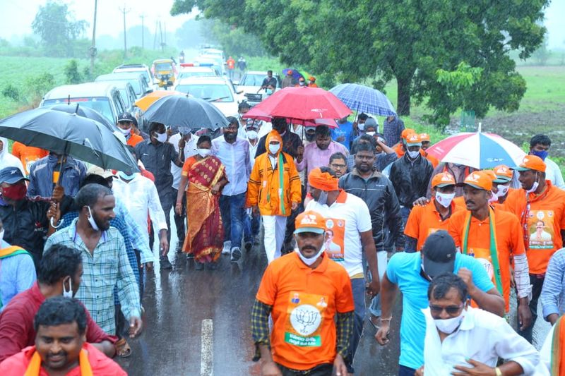 ''నాది రాజకీయ పార్టీ, నాకు అధికారం, నాకు కుర్చే ముఖ్యమంటున్నాడు కేసీఆర్. దళితులపై ప్రేమతో కాదు.. వారి ఓట్లకోసమే పది లక్షలు ఇస్తానంటున్నాడు. ఓట్ల కోసమే దళితులకు పది లక్షలు ఇస్తానని నిన్న కేసీఆర్ బరితెగించి చెప్పాడు'' అని ఈటల మండిపడ్డారు.