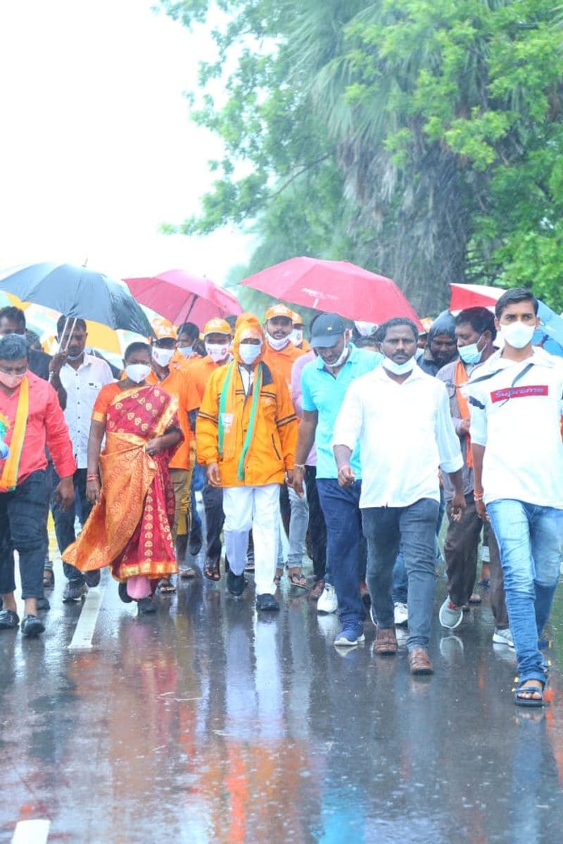 ''తనను ప్రశ్నించేవాడు తెలంగాణ గడ్డమీద ఉండకూడదని కేసీఆర్ భావిస్తున్నారు. బానిసలుగా బతికేవాళ్లు కావాలట. నేను బానిసను కాదు కాబట్టే నన్ను ఓడించాలని చూస్తున్నారు. నా ముఖం అసెంబ్లీలో కనిపించొద్దట. నా ముఖమే కదా ఆనాడు ఆంధ్రా పెత్తందార్లను ఎదిరించింది. నా మొఖమే తెలంగాణ ఆత్మగౌరవాన్ని నిలిపింది. నా గొంతే కదా తెలంగాణ ప్రజల గోస వినిపించింది'' అని ఈటల అన్నారు.