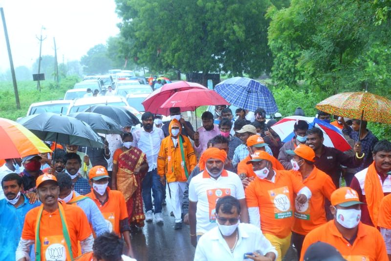 ''మీకు ఫించన్ కావాలన్నా, కొనుగోలు కేంద్రాలు కావాలన్నా, మొక్కజొన్నలు కొనాలన్నా నేను మాట్లాడితేనా కదా వచ్చాయి. మొక్కజొన్నలు 1300-1350కి అమ్ముకున్నారు రైతులు. క్వింటాలు మీద 600 చొప్పున ఎకరాన 15 వేల నష్టపోయారు. రైతు బంధు పేరిట ఐదువేలిచ్చి.. మొక్క జొన్నలకు పదిహేనువేల నష్టం చేసాడు. మంత్రిగా ఉండి కూడా ఫించన్లు, తెల్లకార్డులు ఇప్పించలేకపోయాం. మూడేళ్లుగా ఒక్కరికైనా కొత్త ఫించన్ ఇచ్చారా? ఓట్లకు ముందు 57 ఏళ్లు నిండితే ఫించన్ అన్నాడు ఏమైంది? ఇప్పుడు ఓట్లకోసం, నావాళ్ల హుజురాబాద్ లో 11 వేల మందికి కొత్త ఫించన్లు, తెల్లరేషన్ కార్డులు వస్తున్నాయి'' అని పేర్కొన్నారు.