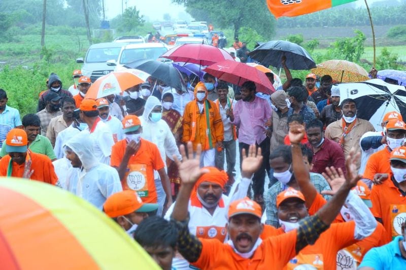 ''నా దళిత జాతికి పది లక్షలు ఇస్తామని కేసీఆర్ చెబుతున్నాడు. హుజురాబాద్ తో పాటు రాష్ట్రమంతా ఉన్న దళితులందరికీ పదిలక్షలు ఇవ్వాలి. ఓట్లున్నదగ్గరే గొల్లకుర్మలకు గొర్రెలిస్తారు. వాళ్ల మీద ప్రేమపై మాత్రం కాదు'' అని ఈటల అన్నారు.