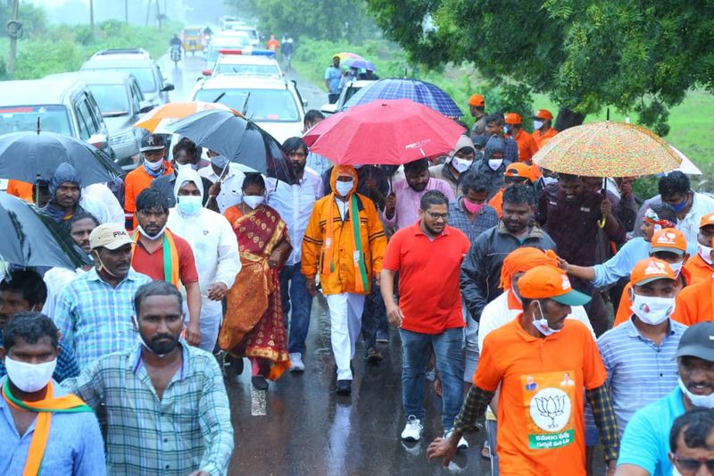 ''ఇంత కుంభవృష్టిలో కూడా తిలకం దిద్ది ఆశీర్వదిస్తున్నారు మా ఆడబిడ్డలు. రాబోయే కాలంలో కూడా ఇప్పటిలాగే ఉంటా. హుజురాబాద్ అంటే రాష్ట్రమంతా గర్వపడేలా ఉంటా. ఓటుకు పదివేలిస్తారట. తీసుకోండి. కానీప్రశ్నించే బిడ్డను, తెలంగాణలో నిఖార్సైన బిడ్డను ఆశీర్వదించండి. ఎంగిలి మెతుకుల కోసం మనం మోసపోవద్దు. పరిగె ఏరుకుంటే లాభం లేదు.. పంట పండితేనే కడుపు నిండుతుంది'' అని ప్రజలకు తెలిపారు ఈటల రాజేందర్.