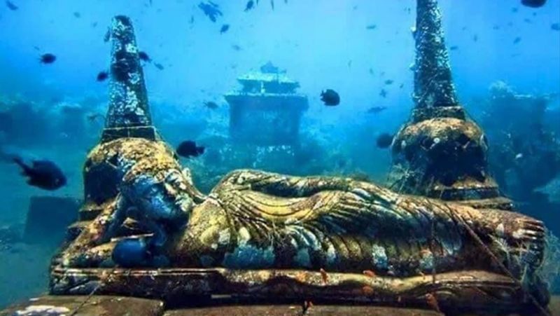 वायरल फोटो का सच?
वायरल फोटो की पड़ताल करने पर पता चला कि ये मूर्तियां उत्तरी बाली के पेमुटेरन में बनाए गए एक आर्टिफिशियल अंडरवाटर गार्डन का हिस्सा हैं। कोरल रीफ संरक्षण परियोजना के हिस्से के रूप में 2005 में कुछ स्कूबा गोताखोरों ने इन मूर्तियों का बनाया था। 