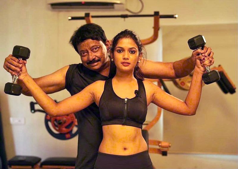 ఇటీవల అరియానా వర్మతో చేసిన బోల్డ్ ఇంటర్వ్యూ వైరల్ గా మారింది. యూట్యూబ్ లో విడుదలైన ఈ ఇంటర్వ్యూ వీడియోలో వర్మ అరియానా ప్రైవేట్ పార్ట్స్ పై కామెంట్స్ చేయడం చర్చనీయాంశం అయ్యింది. అరియానా ఫిజిక్ పై వర్మ ప్రశంసల వర్షం కురిపించాడు.