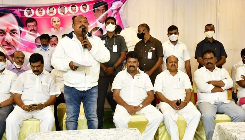 ఏదైనా మీటింగ్ పెట్టుకోవడానికి వెనుకబడిన కులాలు ఇబ్బందులు పడుతూ పంక్షన్ హాళ్లలో, హోటల్లలో నిర్వహించుకుంటూ ఇబ్బందులు పడుతున్నారని, తాజాగా కులసంఘాల నేతలు అడిగిన వెంటనే ముఖ్యమంత్రి ద్రుష్టికి తీసుకెళ్లడంతో తక్షణమే తొలివిడతగా మున్నూరు కాపు, రజక సంఘాలకు భూమిని కేటాయించడమే కాకుండా ఈ రోజు వాటి పత్రాలను సంఘాలకు అందించారు మంత్రి గంగుల.