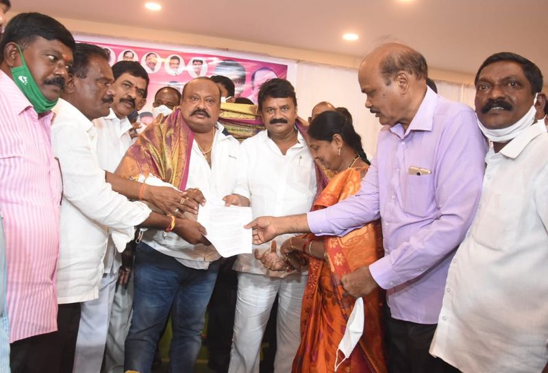 హుజురాబాద్ : రాష్ట్రంలోని అన్ని ప్రాంతాల్లో బిసిలకు ఆత్మగౌరవ ప్రతీకలుగా కులసంఘాల భవనాలు, కమ్యూనిటీ హాళ్లు నిర్మించామని, కొన్ని చోట్ల నిర్మిణాలు కొనసాగుతున్నాయని, సీఎం కేసీఆర్ ఆధ్వర్యంలో వెనుకబడిన వర్గాలు ఆత్మగౌరవంతో బతుకుతున్నామన్నారు రాష్ట్ర బిసి సంక్షేమ, పౌరసరఫరాల శాఖ మంత్రి గంగుల కమలాకర్.