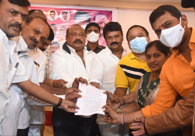 గురువారం హుజురాబాద్లో కుల సంఘాల ఆధ్వర్యంలో సిటి సెంటర్ హాళ్లో ఏర్పాటు చేసిన సమావేశంలో సహచర మంత్రి తలసాని శ్రీనివాస్ యాదవ్తో కలిసి పాల్గొన్నారు. స్వాతంత్ర్యం వచ్చి ఇన్నేళ్లైనా ఎందరో ప్రధానులు, ముఖ్యమంత్రులు మారినా ఇప్పటి వరకూ ఏ ప్రభుత్వం సంకల్పించని ఆత్మగౌరవ భవన నిర్మాణాల కార్యక్రమాలాకు సీఎం కేసీఆర్ ఆధ్వర్యంలో తెలంగాణ సర్కార్ శ్రీకారం చుట్టిందని, అయితే దురద్రుష్టవశాత్తు ఇక్కడి స్థానిక మాజీ శాసన సభ్యుడు, మాజీ మంత్రి ఈటెల రాజేందర్ ఏనాడు కేసీఆర్ని బిసిల గురించి అడగకుండా ఇక్కడి బిసిలకు ద్రోహం చేసారని మండిపడ్డారు.