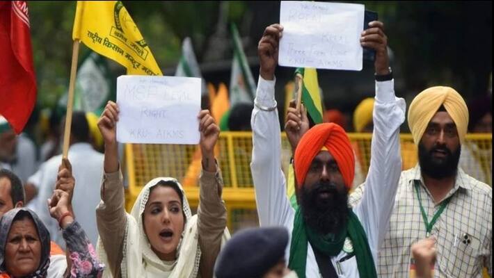 Farmers end today's 'Kisan Parliament' with national anthem at Jantar Mantar in New Delhi-dnm Farmers end today's 'Kisan Parliament' with national anthem at Jantar Mantar in New Delhi-dnm