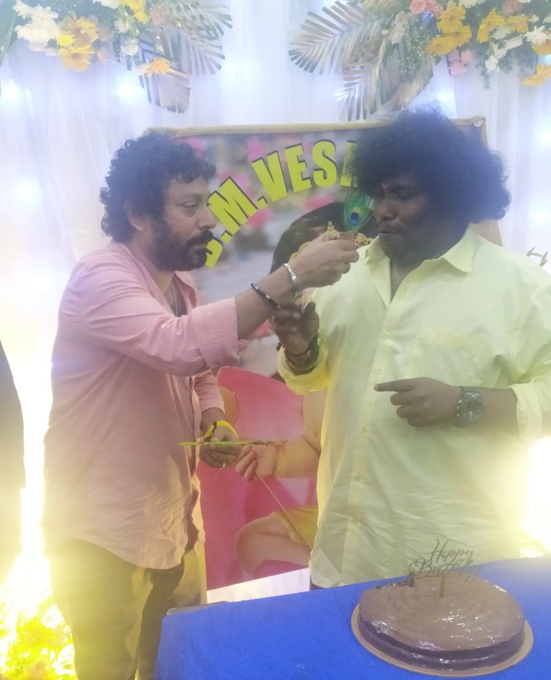 இடையில் புகுந்த கொரோனாவால் ஊரடங்கு பிறப்பிக்கப்பட்டது. லாக்டவுன் முடிந்த பிறகு வரவேற்பு நிகழ்ச்சியை நடத்தலாம் என காத்திருந்த நிலையில், மனைவி மஞ்சு பார்கவி கர்ப்பமானார். சரி வளைகாப்பு நிகழ்ச்சியையாவது பிரம்மாண்டமாக நடத்தலாம் என நினைத்தார். டிசம்பர் மாதம் 29ம் தேதி வளைகாப்பு நிகழ்ச்சிக்கு திட்டமிடப்பட்டிருந்தது. ஆனால், வளைகாப்புக்கு முந்தைய நாள் இரவே மஞ்சுவுக்கு பிரசவ வலி வந்து அழகான ஆண் குழந்தையைப் பெற்றெடுத்து விட்டார்.