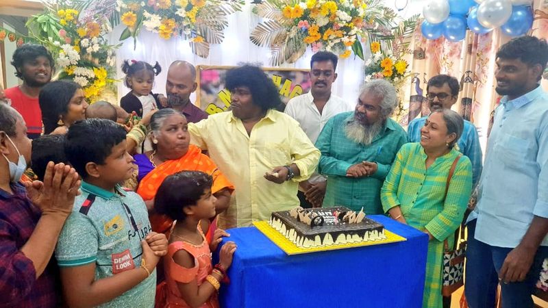அத்தோடு வீட்டிலேயே நெருங்கிய உறவினர்கள் மற்றும் நண்பர்களுடன் கேக் வெட்டி தன்னுடைய பிறந்த நாளையும் கொண்டாடியுள்ளார். இந்த போட்டோஸ் தற்போது சோசியல் மீடியாவில் வைரலாகி வருகிறது.
