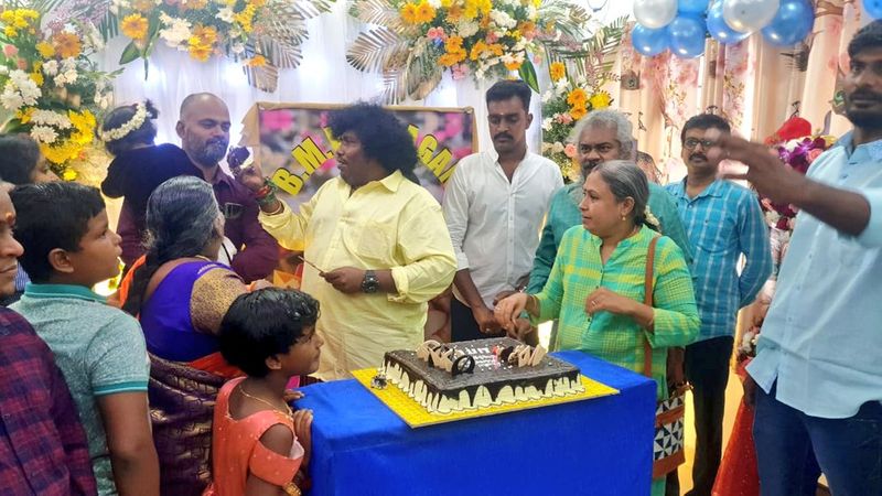 காலை முதலே யோகிபாபுவிற்கு திரைப்பிரபலங்கள், ரசிகர்கள் என பலரும் சோசியல் மீடியாவில் வாழ்த்துக்கள் குவிந்து வரும் நிலையில், பிறந்த நாள் கொண்டாட்ட போட்டோக்களும் லைக்குகளை குவித்து வருகிறது. 