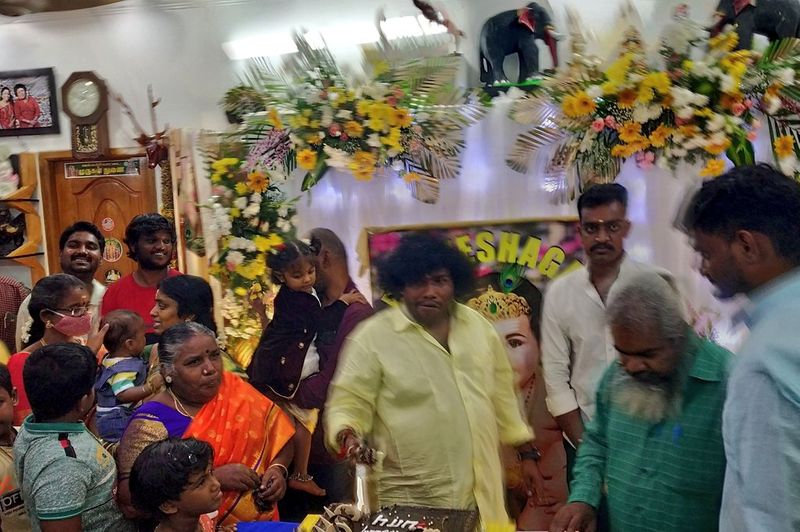 நண்பர்கள், உறவினர்கள் புடைசூழ பிறந்த நாள் கொண்டாடிய யோகிபாபு 