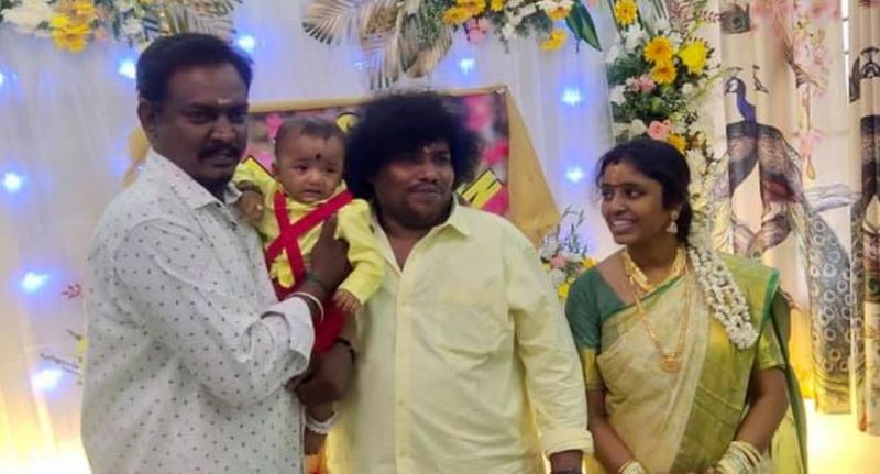 தனக்கு நடக்க வேண்டிய எந்த விசேஷங்களும் பிரம்மாண்டமாக நடக்கவில்லையே என கவலையில் இருந்த யோகிபாபு, மகனுடைய பெயர் சூட்டு விழாவையாவது பிரம்மாண்டமாக கொண்டாட நினைத்தார். ஆனால் கொரோனா 2வது அலை சுழற்றி அடிக்க ஆரம்பித்தது. இதனால் நொந்துபோனவர் 7 மாத காத்திருப்பிற்கு பிறகு மகனுக்கு பெயர் வைக்கும் நிகழ்ச்சியையும் வீட்டிலேயே சிம்பிளாக நடத்தி முடித்திருக்கிறார். 