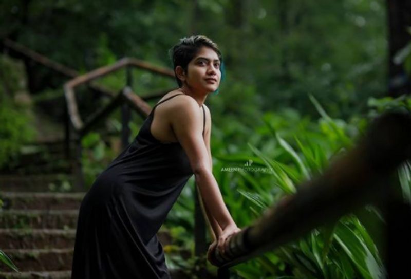 അനാര്ക്കലി മരിക്കാറിന്റെ ഫോട്ടോകള് ഓണ്ലൈനില് തരംഗമാകാറുണ്ട്.