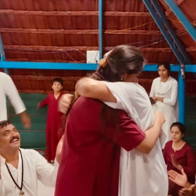 ಓಶೋ ಸನ್ಯಾಸ ದೀಕ್ಷೆ ಅಂದ್ರೆ ಎಲ್ಲವನ್ನೂ ತ್ಯಜಿಸುವದಲ್ಲ. ಮಠವಂತೂ ಅಲ್ಲವೇ ಅಲ್ಲ.