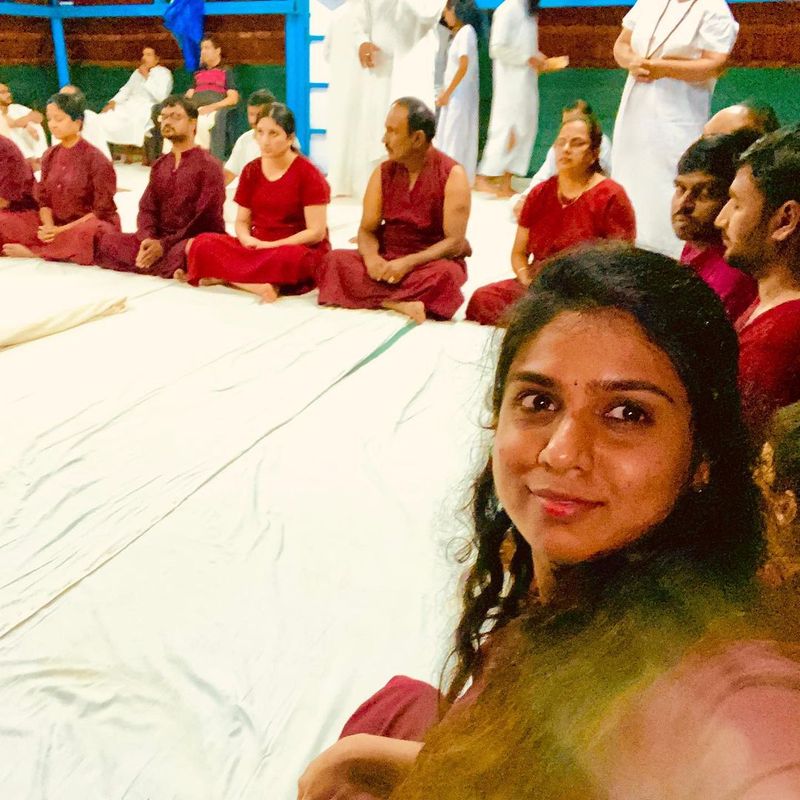 ಬಿಗ್ ಬಾಸ್ ಮೂಲಕ ಗಮನ ಸೆಳೆದಿದ್ದ ಚೈತ್ರಾ ತಾವು ಸನ್ಯಾಸಿನಿ ಆಗಿಲ್ಲ ಎಂದು ಸ್ಪಷ್ಟಪಡಿಸಿದ್ದಾರೆ. 