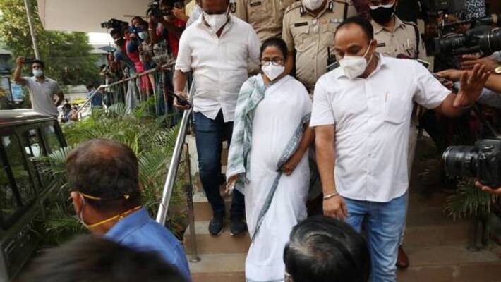 Mamata Banerjee visits SSKM hospital to see her nephew Abesh bmm Mamata Banerjee visits SSKM hospital to see her nephew Abesh bmm